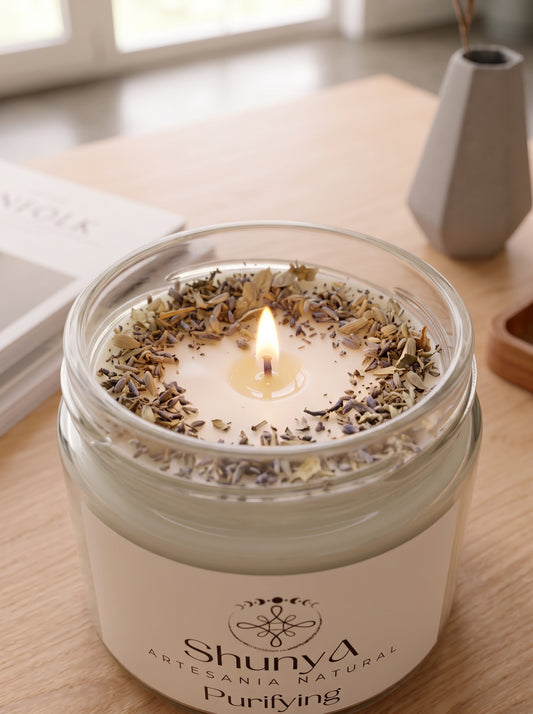Vela aromática artesanal Purifying de cera de soja, elaborada a mano, aroma natural purificante para armonizar espacios. Encendida