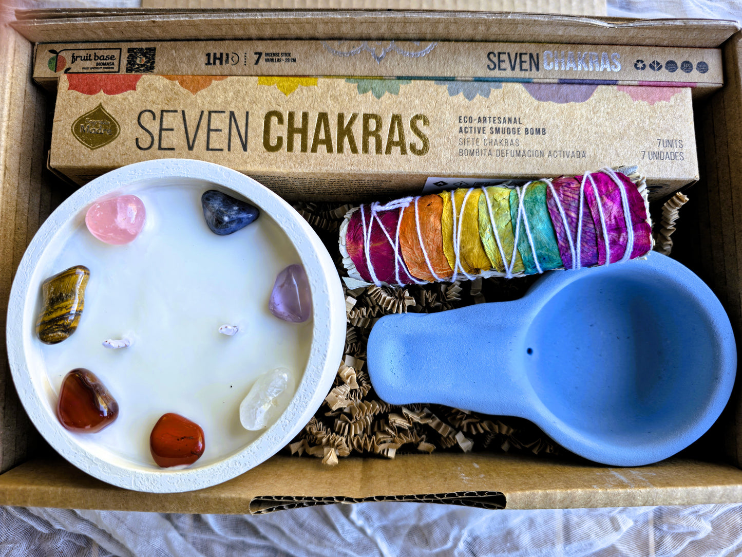 Detalle pack vibra en equilibrio 7 chakras. Vela Chakra Essence, sahumerio, quemador, bombita e incienso