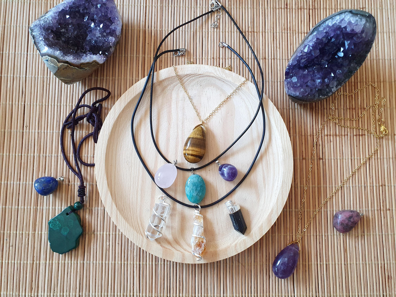 Colgantes minerales naturales variados: amatista, cuarzo rosa, obsidiana, ojo de tigre en diferentes formas y estilos energéticos.