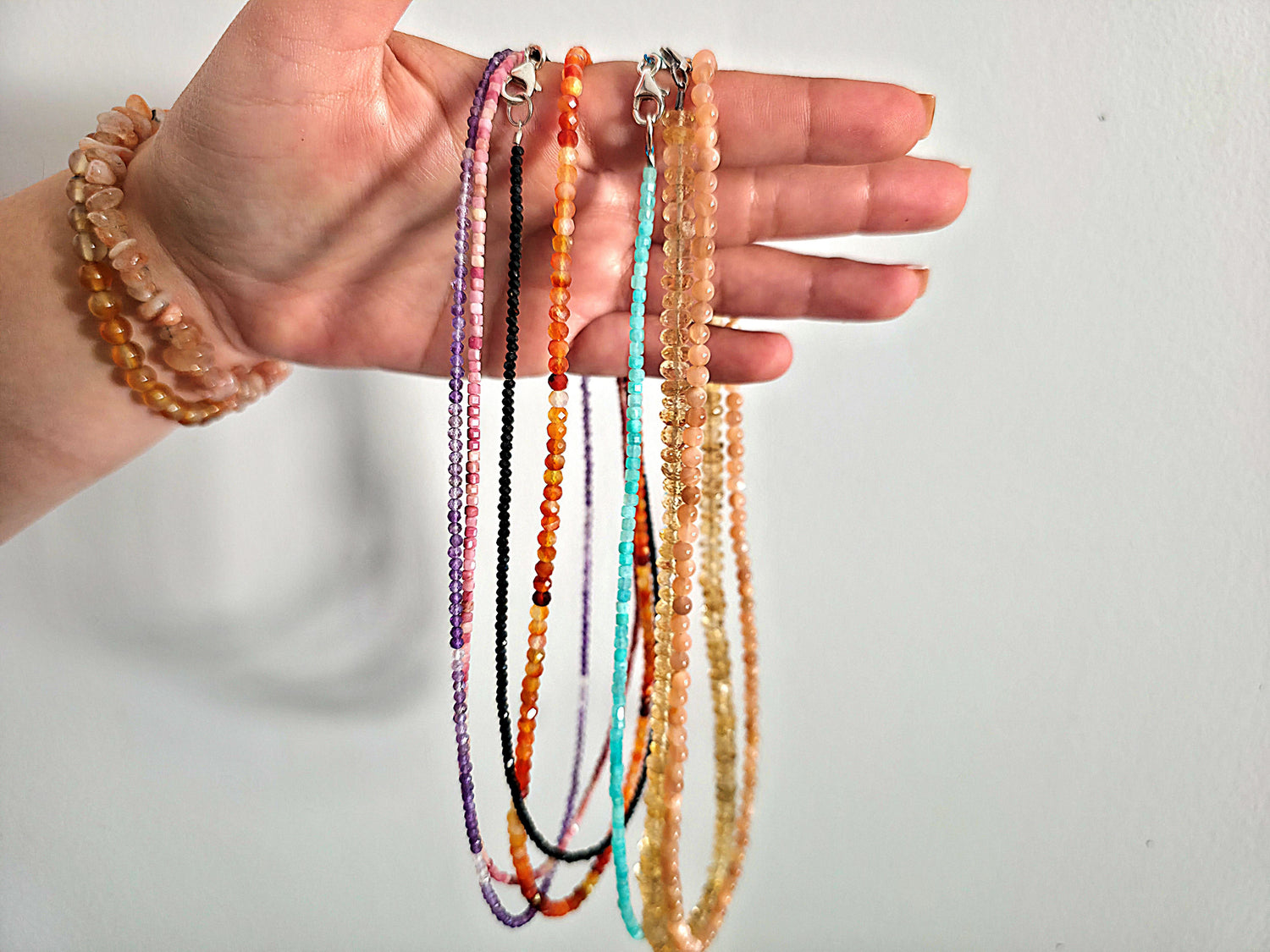 colección de collares de minerales naturales y piedras semipreciosas