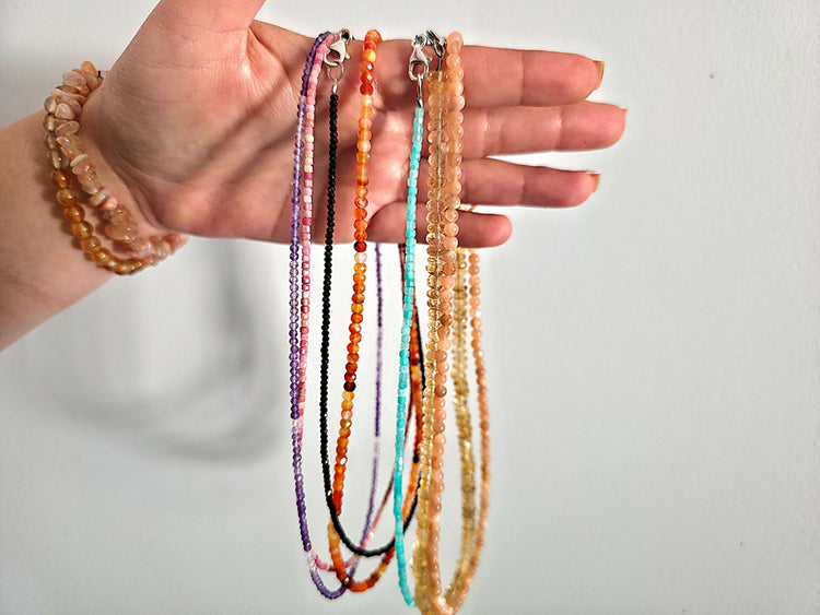 colección de collares de minerales naturales y piedras semipreciosas