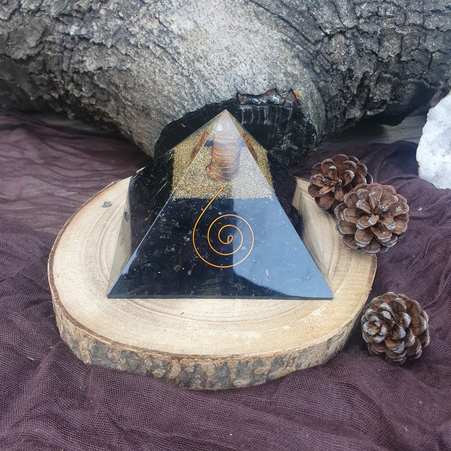 Pyramide Orgonite et Tourmaline 9 x 9