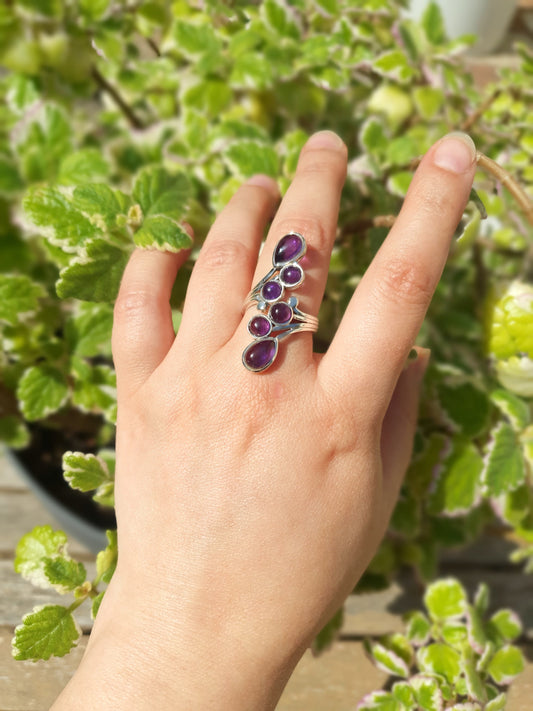 Anillo de plata de ley 925 con amatista natural de 37 x 11 mm, diseño ajustable, joya de protección y calma espiritual.