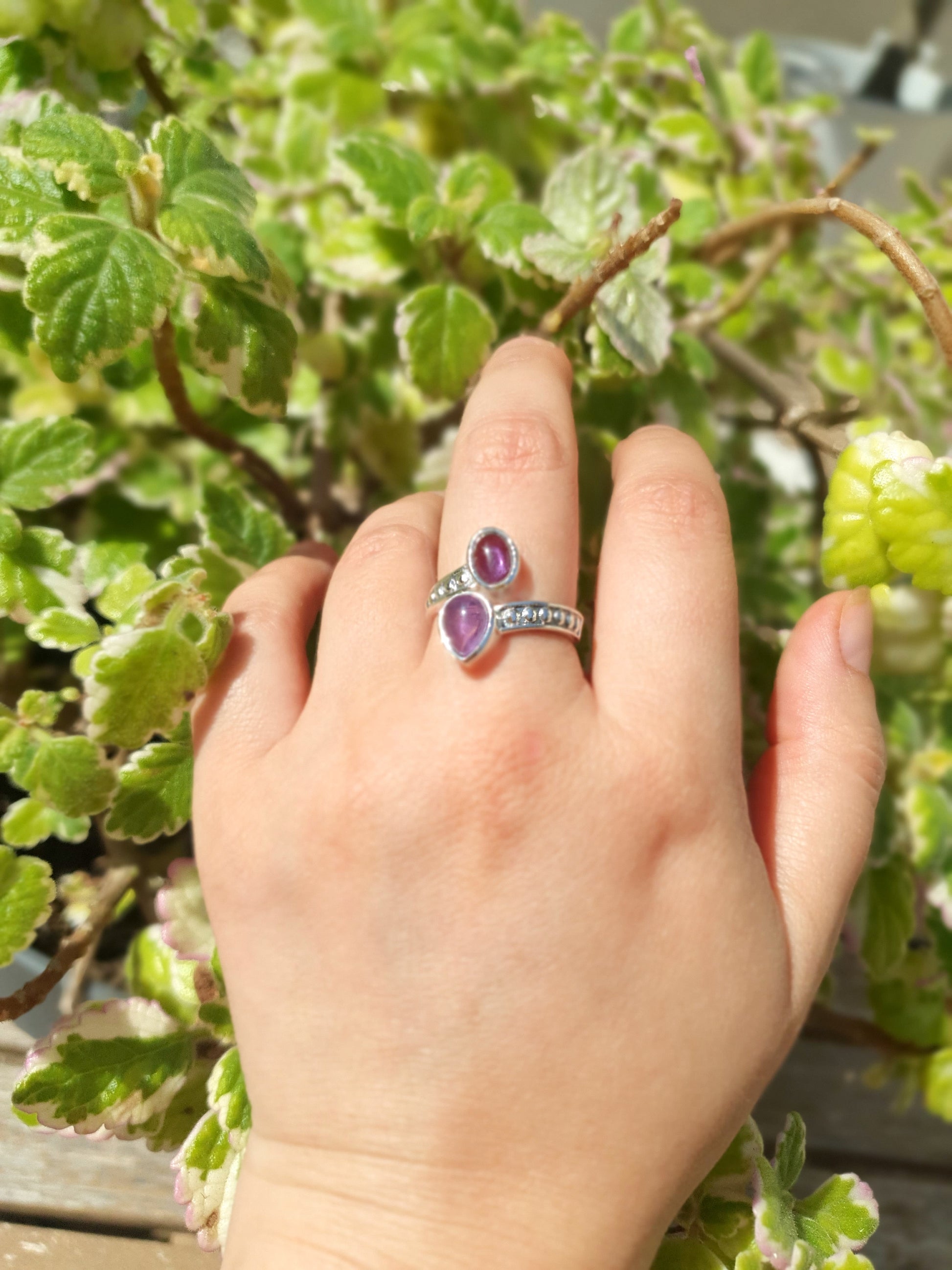 Anillo ajustable de amatista en plata de ley 925, joya para calma, protección y equilibrio espiritual.