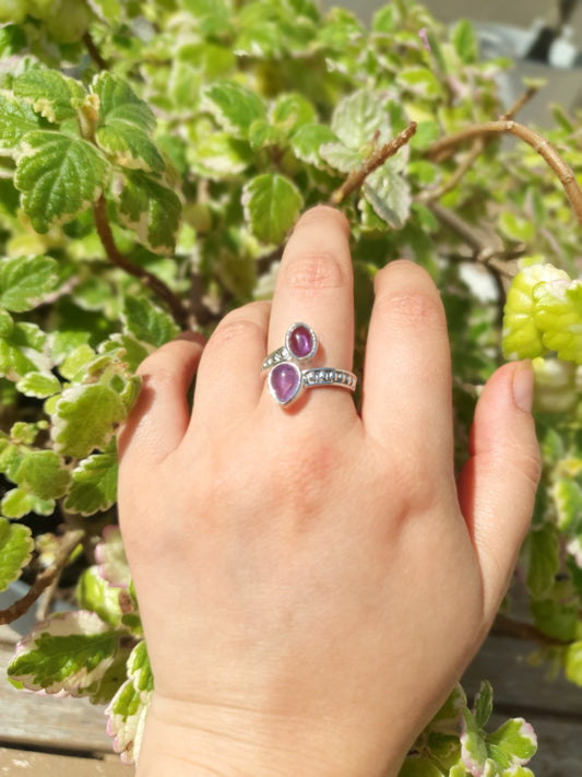 Anillo ajustable de amatista en plata de ley 925, joya para calma, protección y equilibrio espiritual.