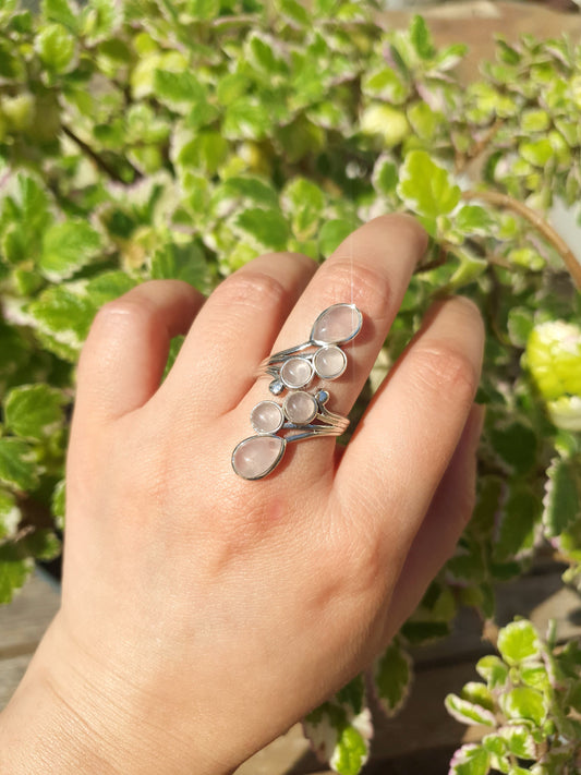 Anillo de plata de ley 925 con cuarzo rosa natural de 37 x 11 mm, diseño ajustable, joya de amor propio y serenidad emocional.