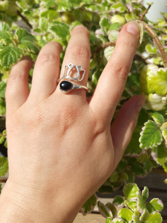 Anillo ajustable de obsidiana negra en plata de ley 925, joya protectora con energía de fuerza y estabilidad.