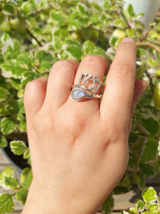 Anillo ajustable de piedra luna en plata de ley 925, joya para intuición, equilibrio y energía femenina.