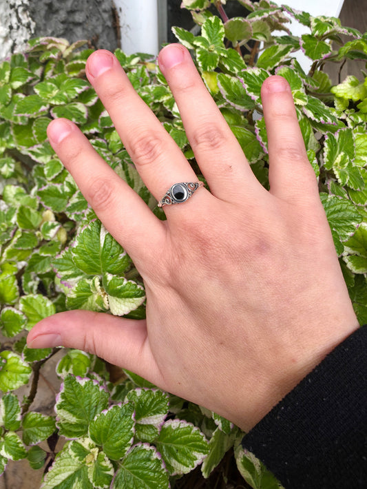 Anillo de plata de ley 925 con ónix 8x7 mm, protección y equilibrio energético