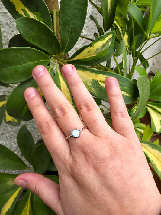 Anillo de plata de ley 925 con ópalo iridiscente y propiedades energéticas