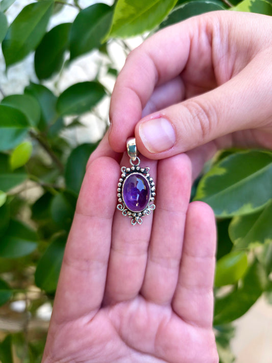 Colgante bohemio de amatista en plata de ley – 26x15 mm, joya energética y elegante.