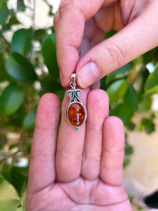 Colgante bohemio de ámbar en plata de ley – 29x13 mm, joya energética y elegante.