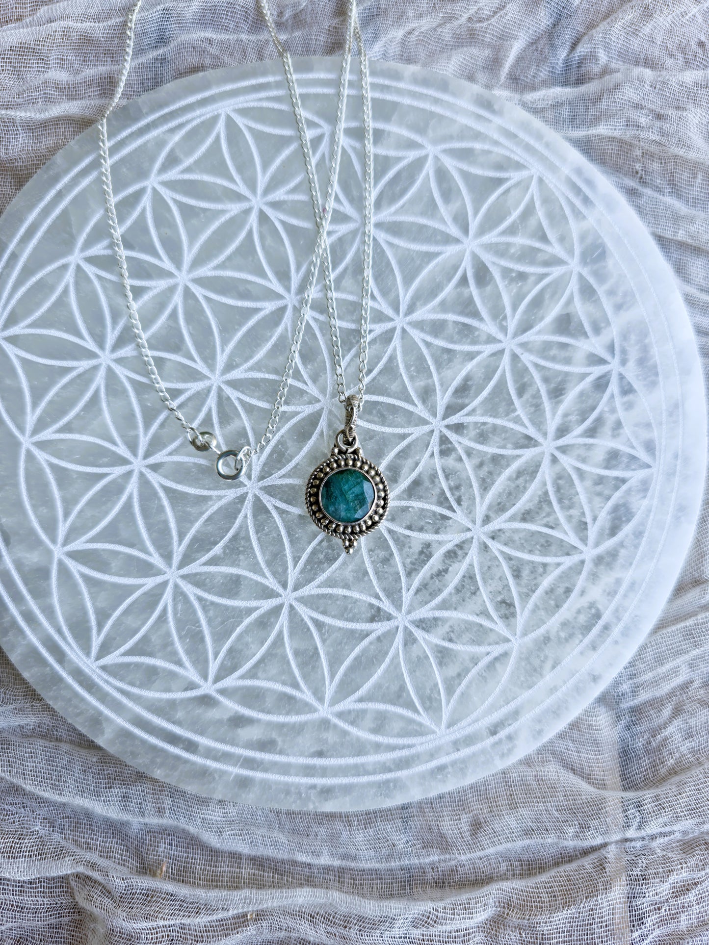 joya esmeralda natural estilo boho en plata