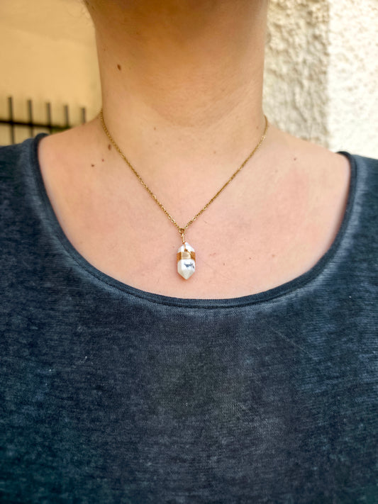 Colgante Boho dorado con howlita blanca biterminada de 2 cm – calma y estilo