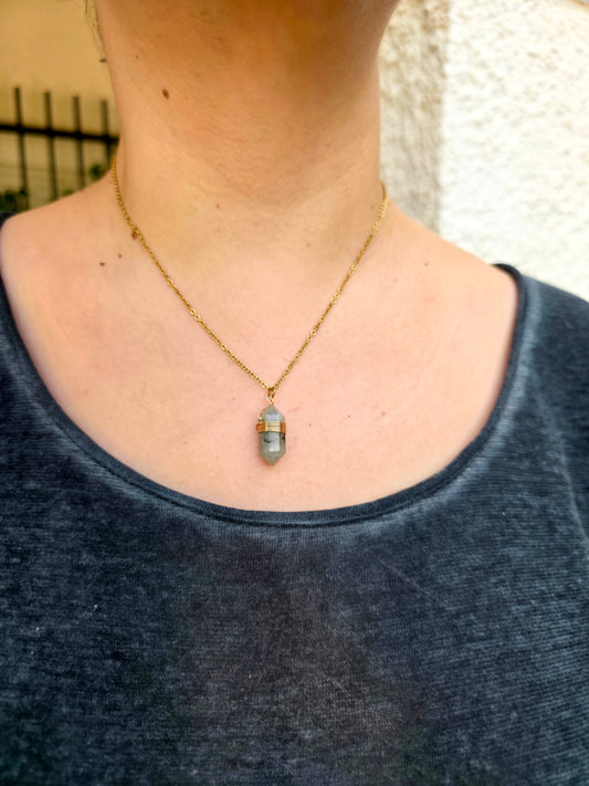 Colgante Boho dorado con labradorita biterminada de 2 cm – intuición y brillo iridiscente