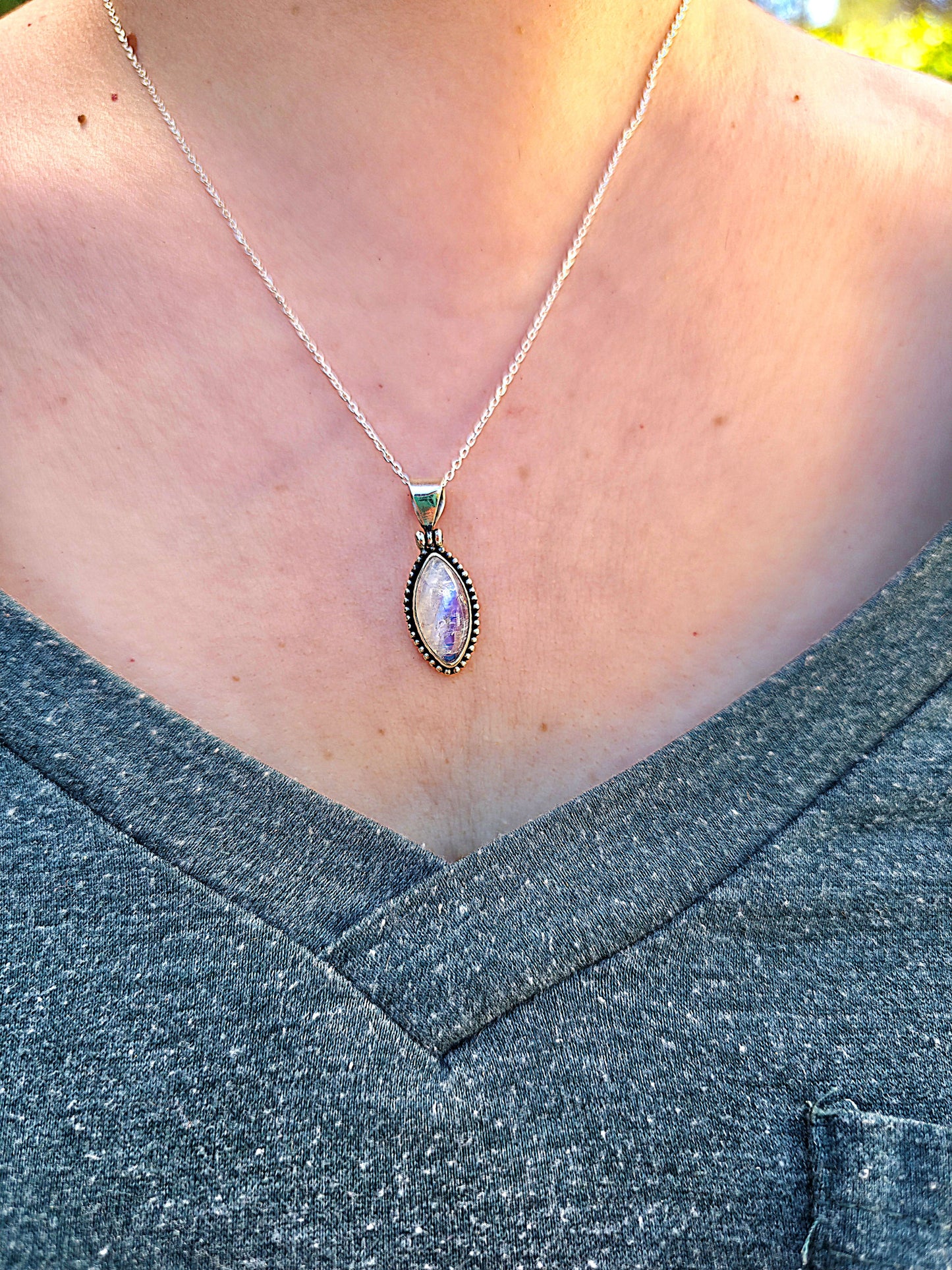 Colgante bohemio de piedra luna en plata de ley – 27x10 mm, armoniza energía femenina y emociones. Con cadena de plata de 45 cm.