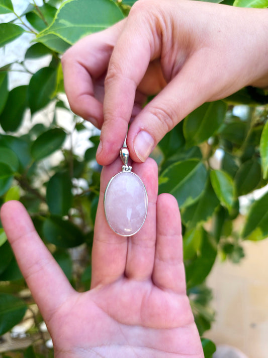Colgante ovalado de cuarzo rosa en plata de ley – 35x21 mm, piedra del amor incondicional.