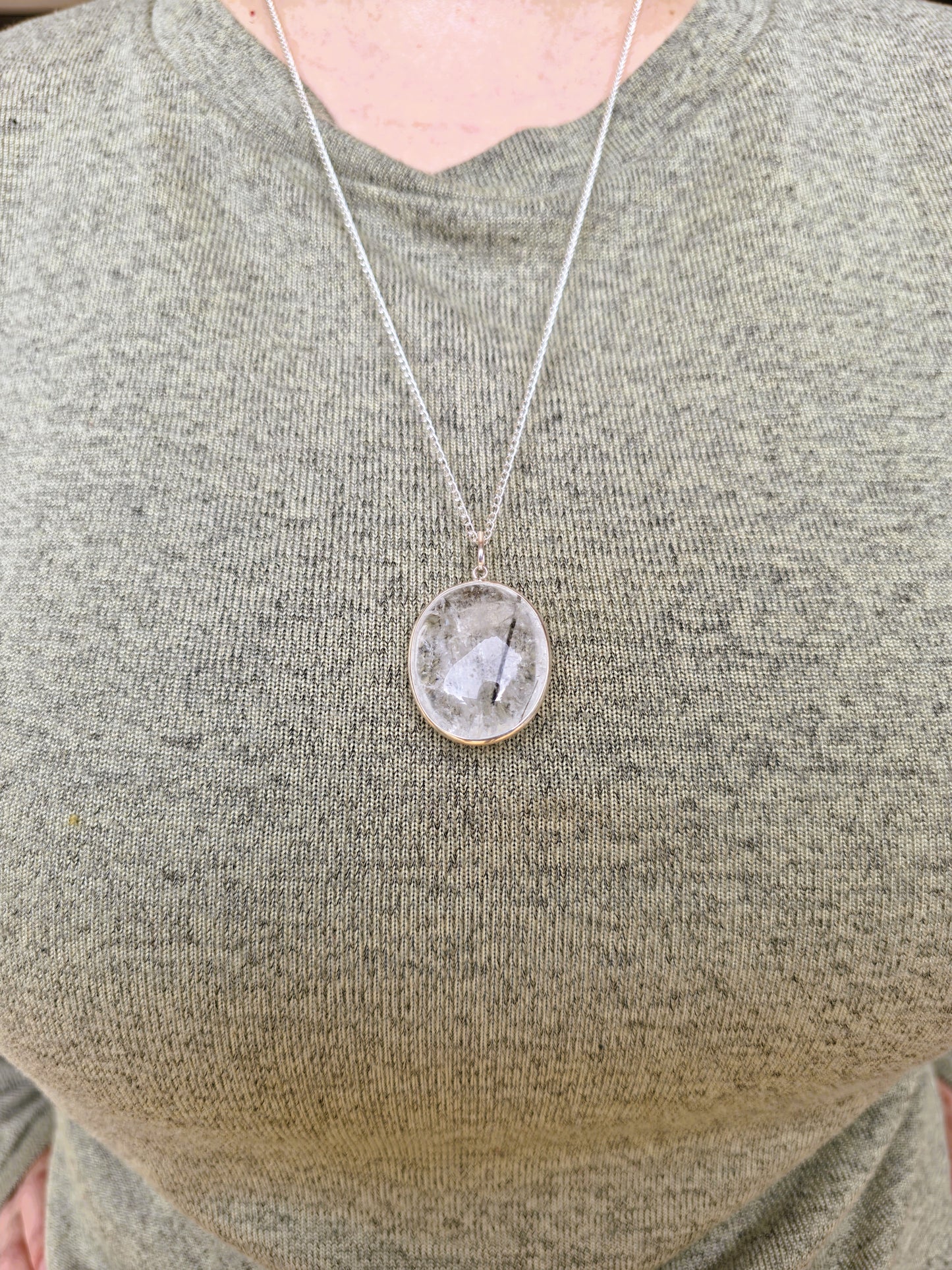 Colgante de Cuarzo Rutilado con Turmalina en Plata – Protección y Energía