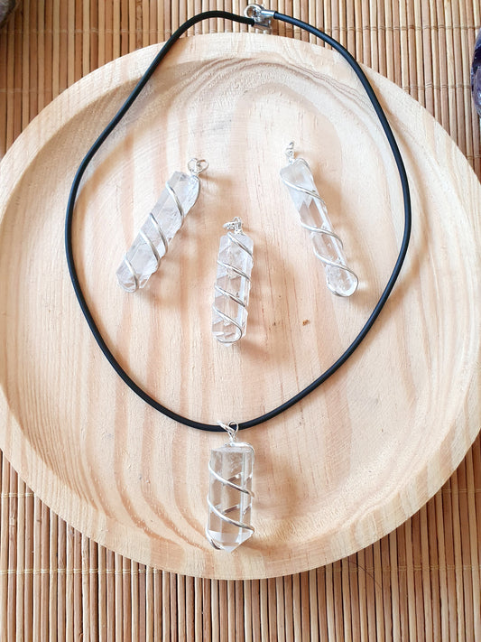 Colgante de Cuarzo Blanco en punta natural con montura en espiral de Plata. Amplificador energético y de claridad mental.