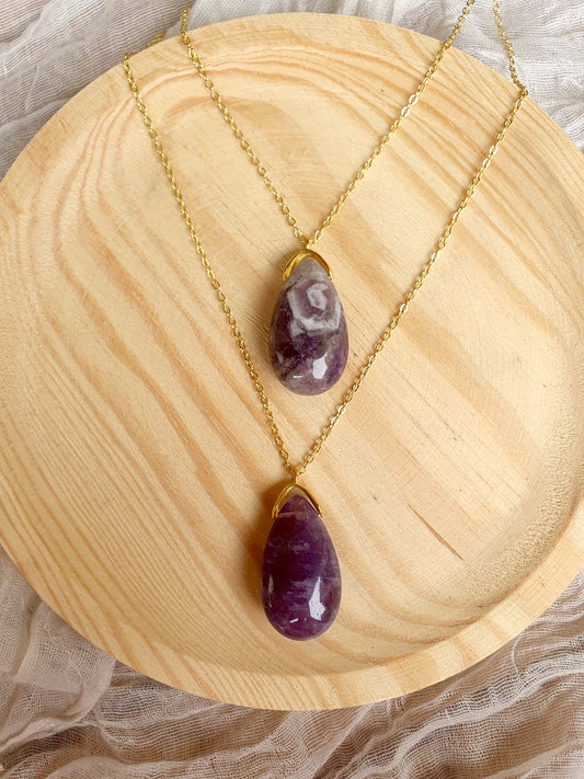 Colgante de amatista natural en forma de gota con cadena dorada antialérgica, joya energética para meditación y calma.