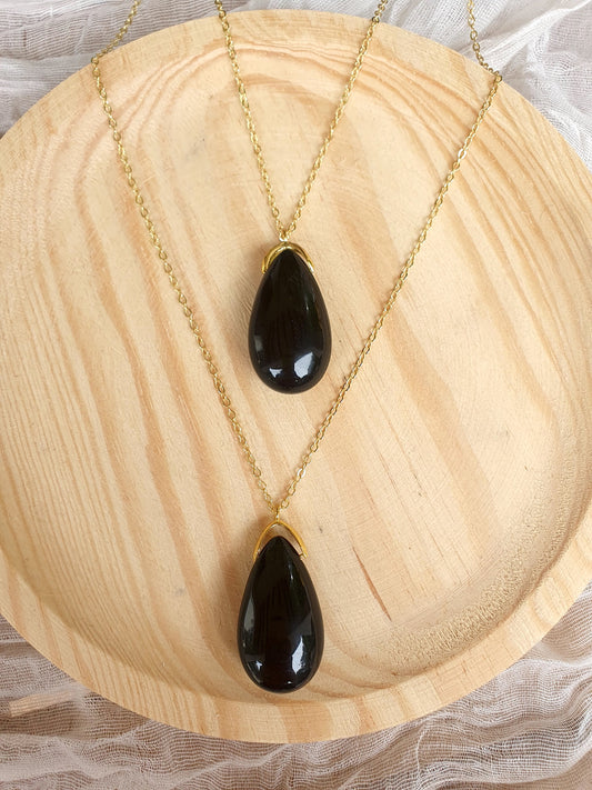 Colgante de obsidiana negra natural en forma de gota con cadena dorada antialérgica, joya de protección y fuerza espiritual.