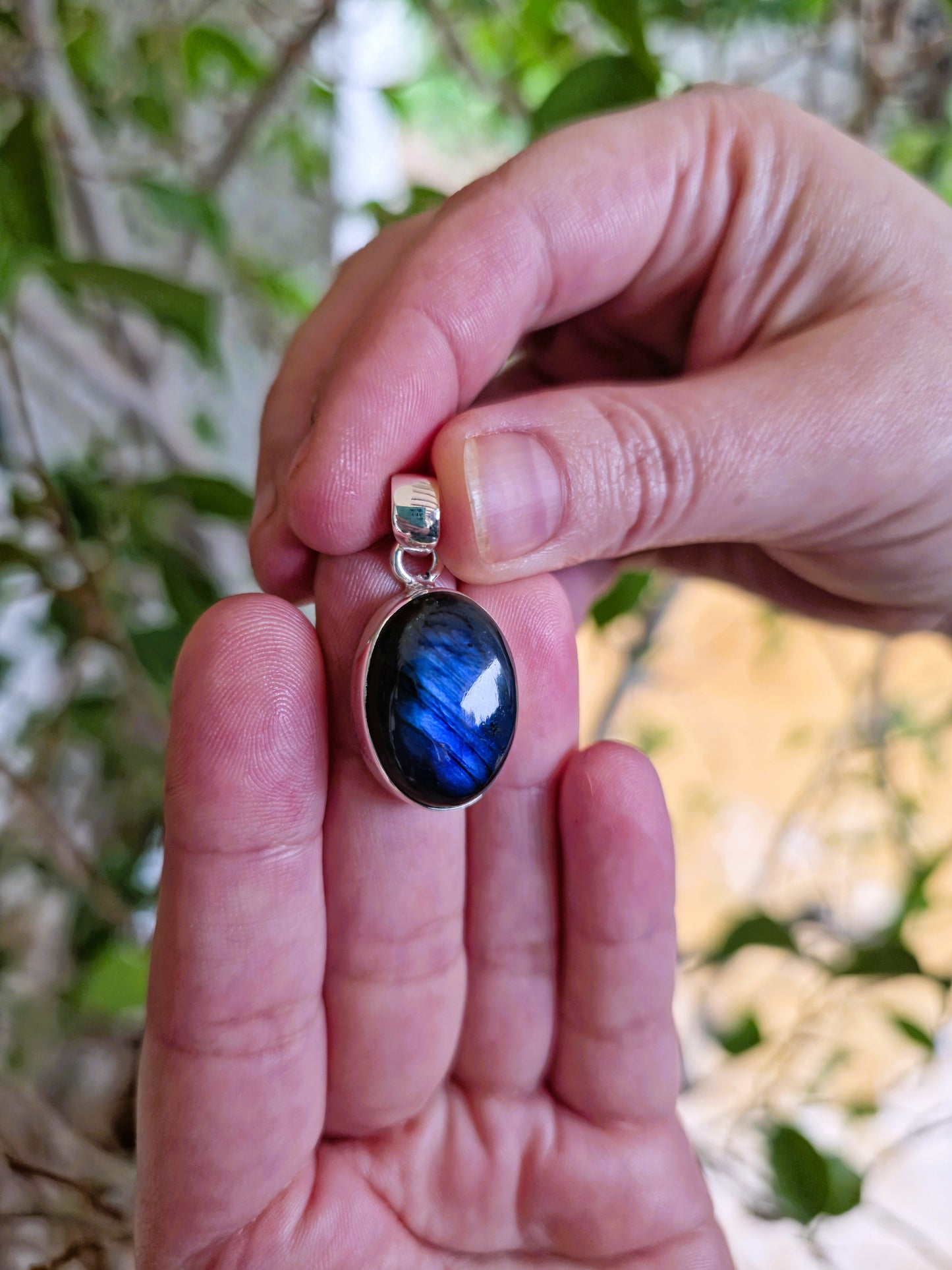 Colgante ovalado de labradorita azul AAA en plata de ley con destellos iridiscentes