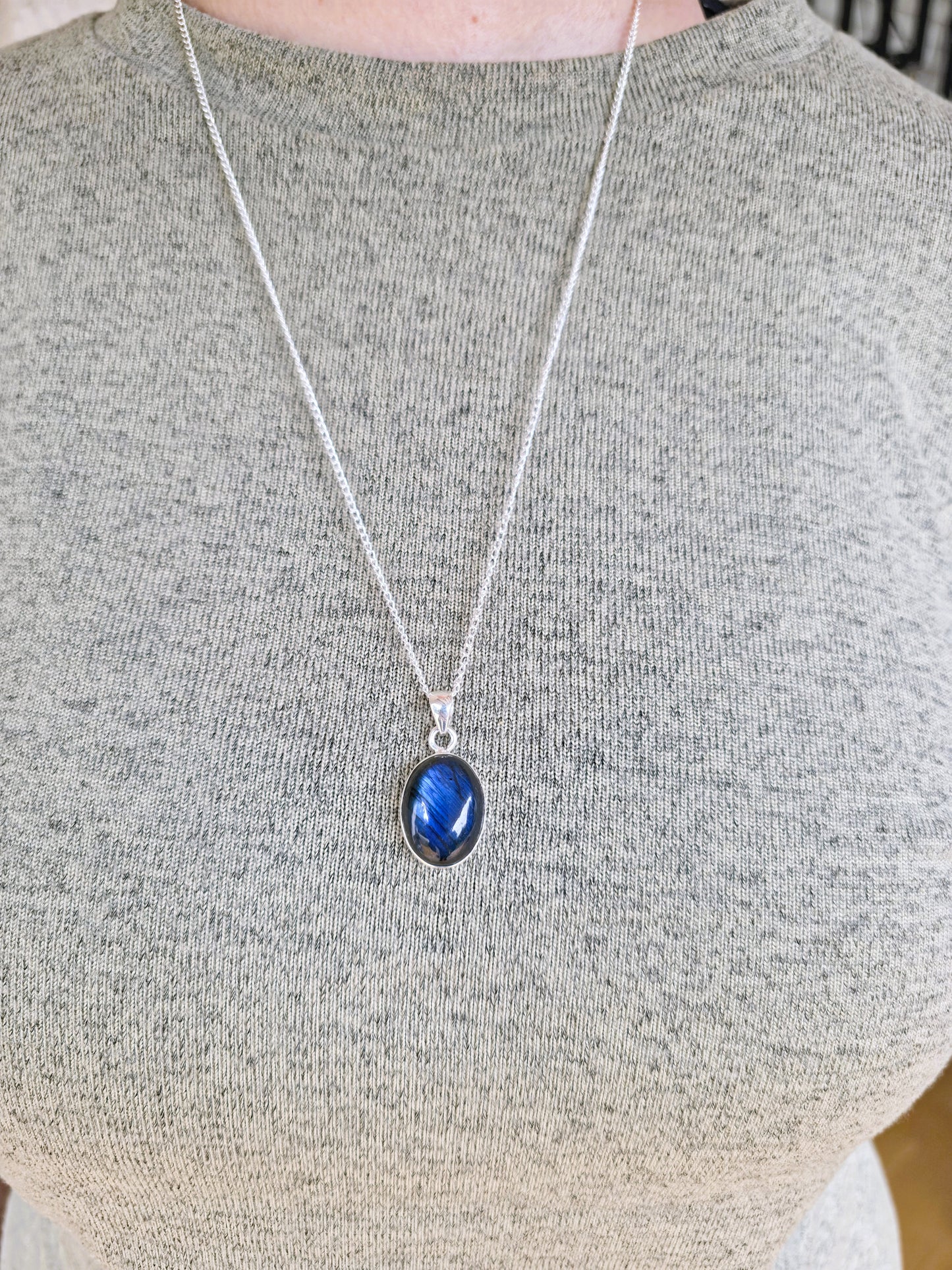 Colgante ovalado de labradorita azul AAA en plata de ley con destellos iridiscentes con cadena