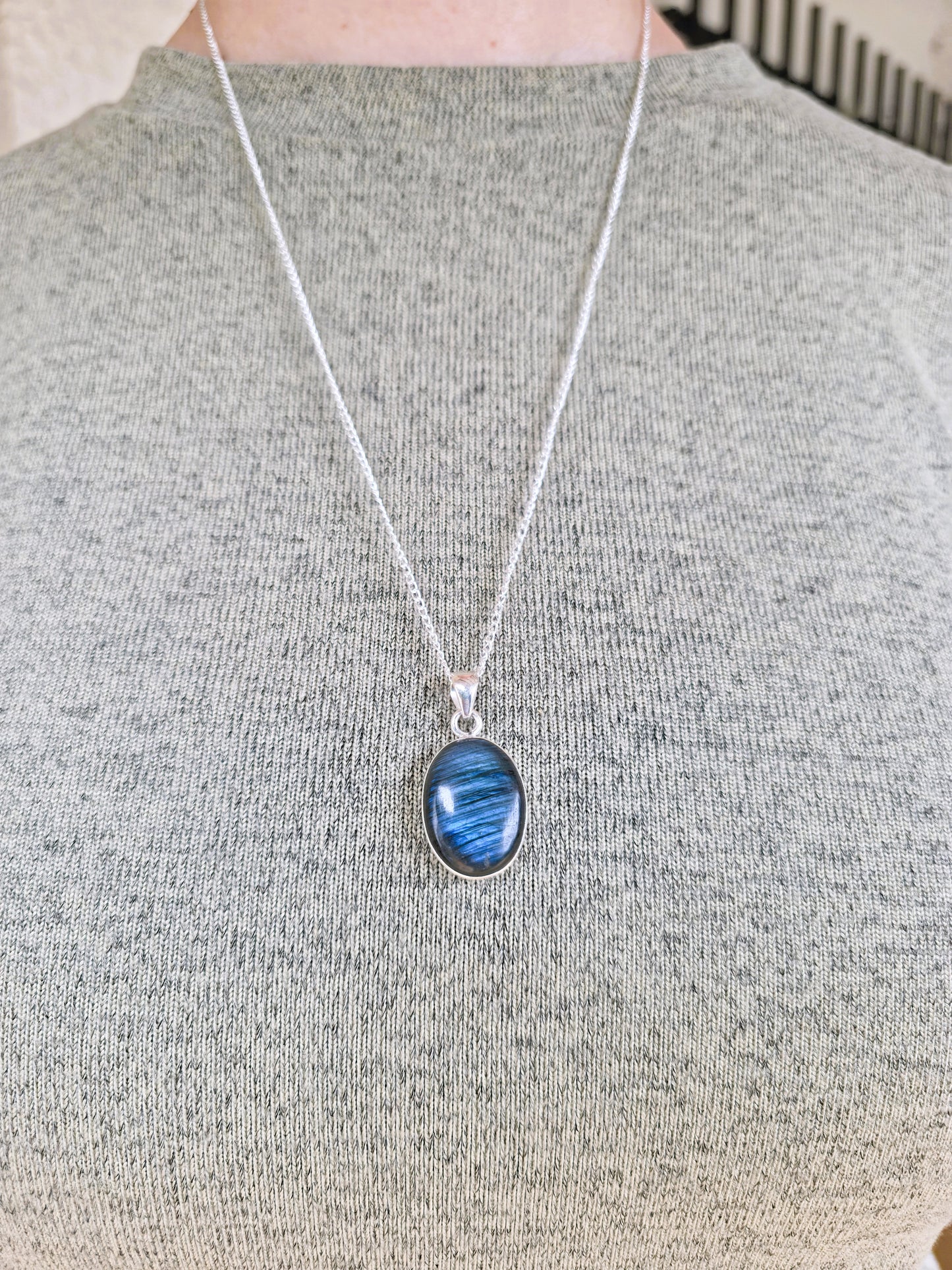 Joya energética de labradorita azul natural engarzada en plata de ley con cadena