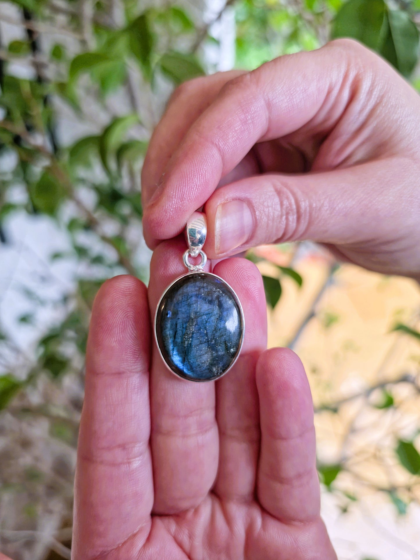Colgante de labradorita azul AAA en plata de ley con destellos iridiscentes sin cadena