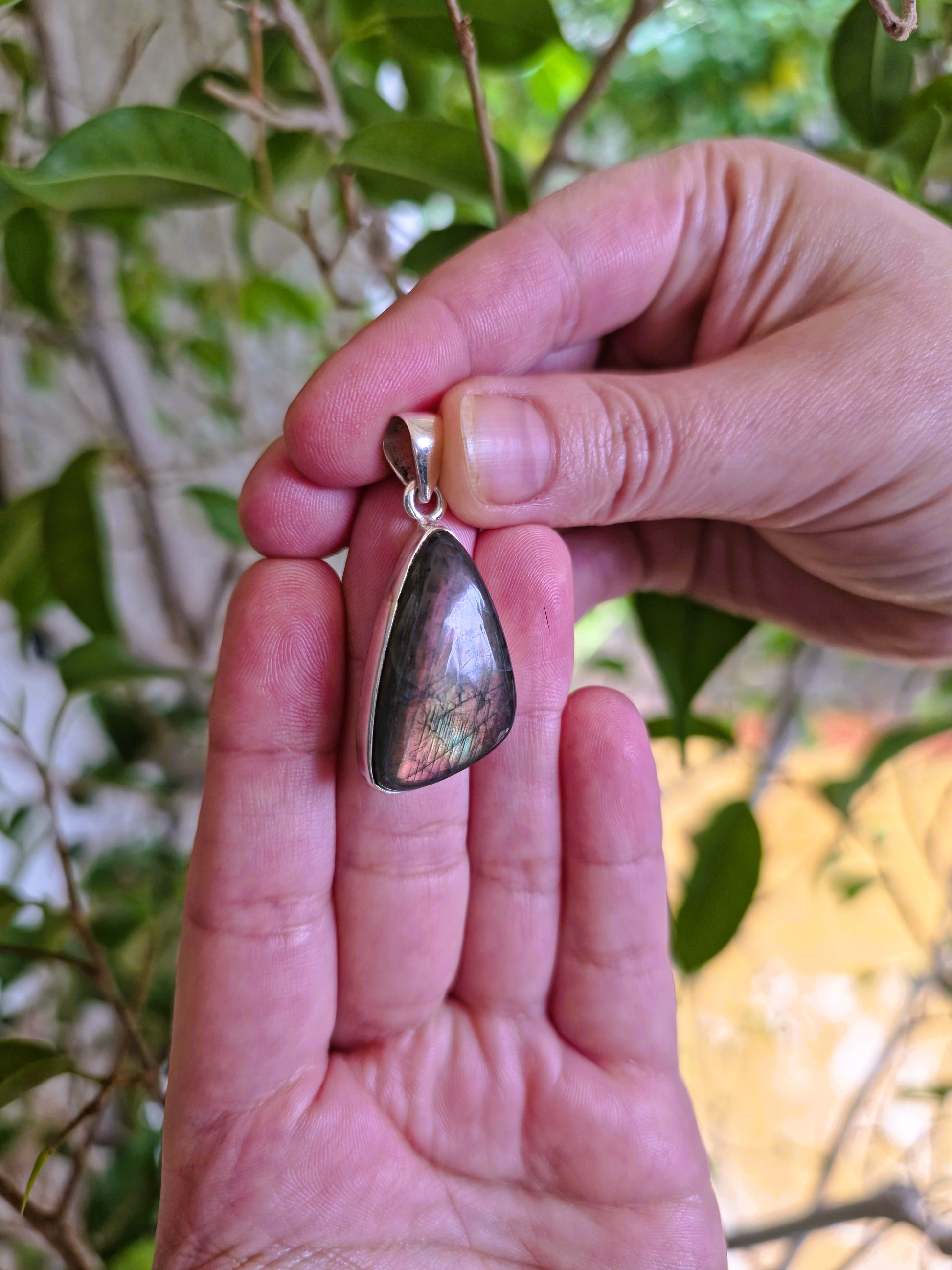 Colgante de labradorita violeta AAA en plata de ley con iridiscencia natural