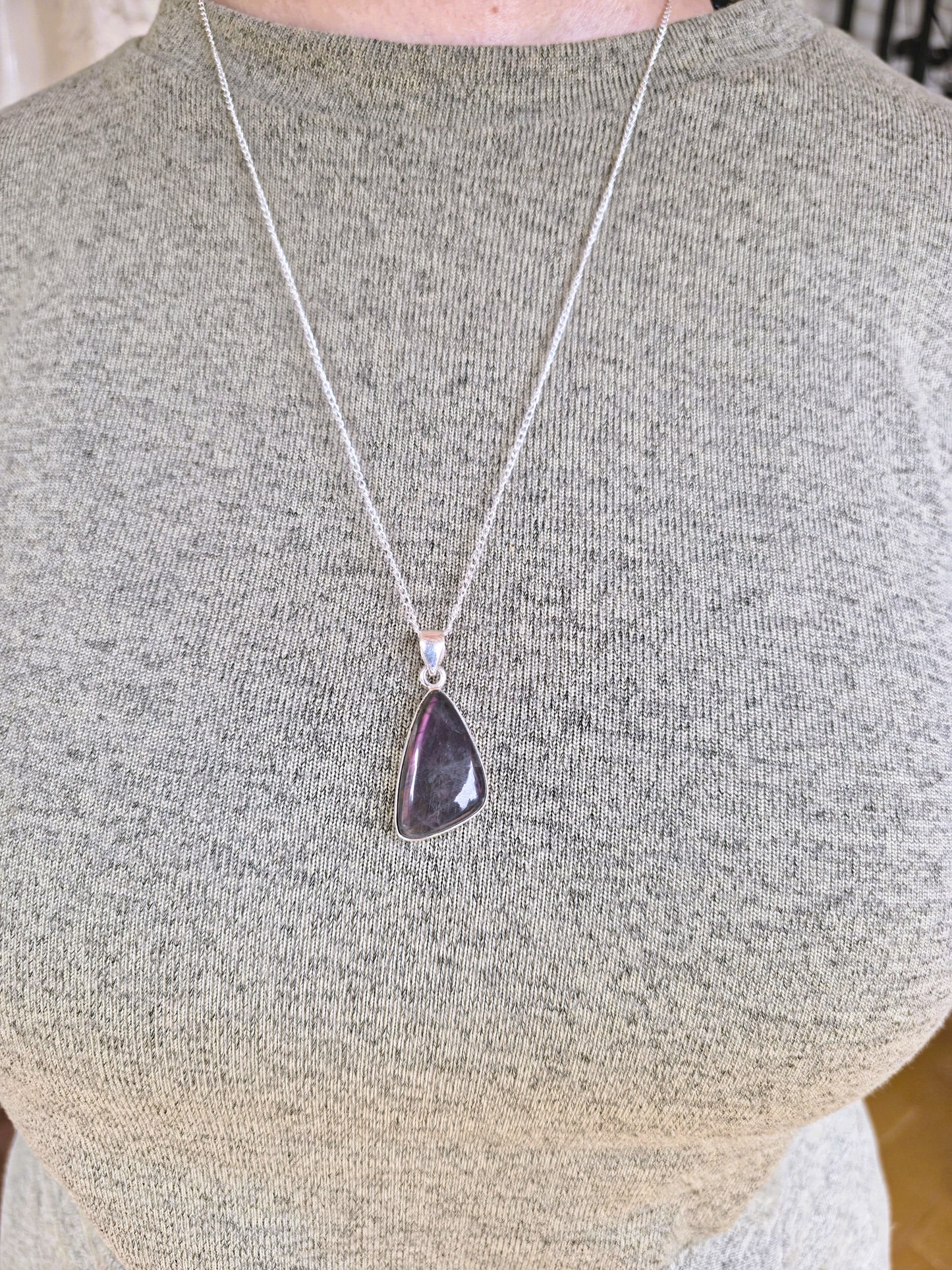Colgante de labradorita violeta AAA en plata de ley con iridiscencia natural con cadena