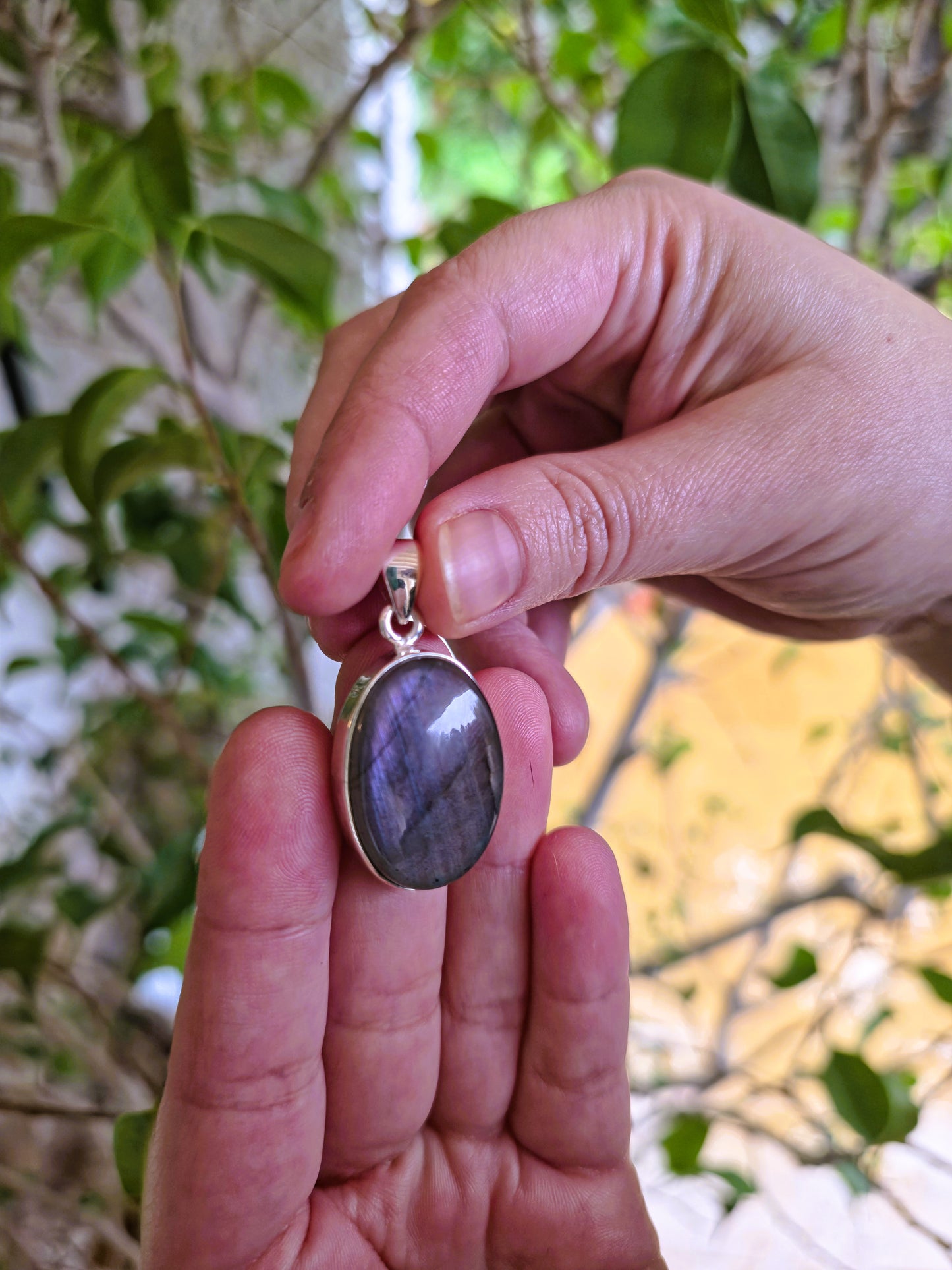 Joya energética de labradorita violeta natural engarzada en plata de ley sin cadena