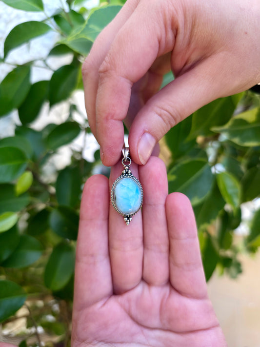 Colgante bohemio de larimar en plata de ley – 31x16 mm, calma y equilibrio emocional.
