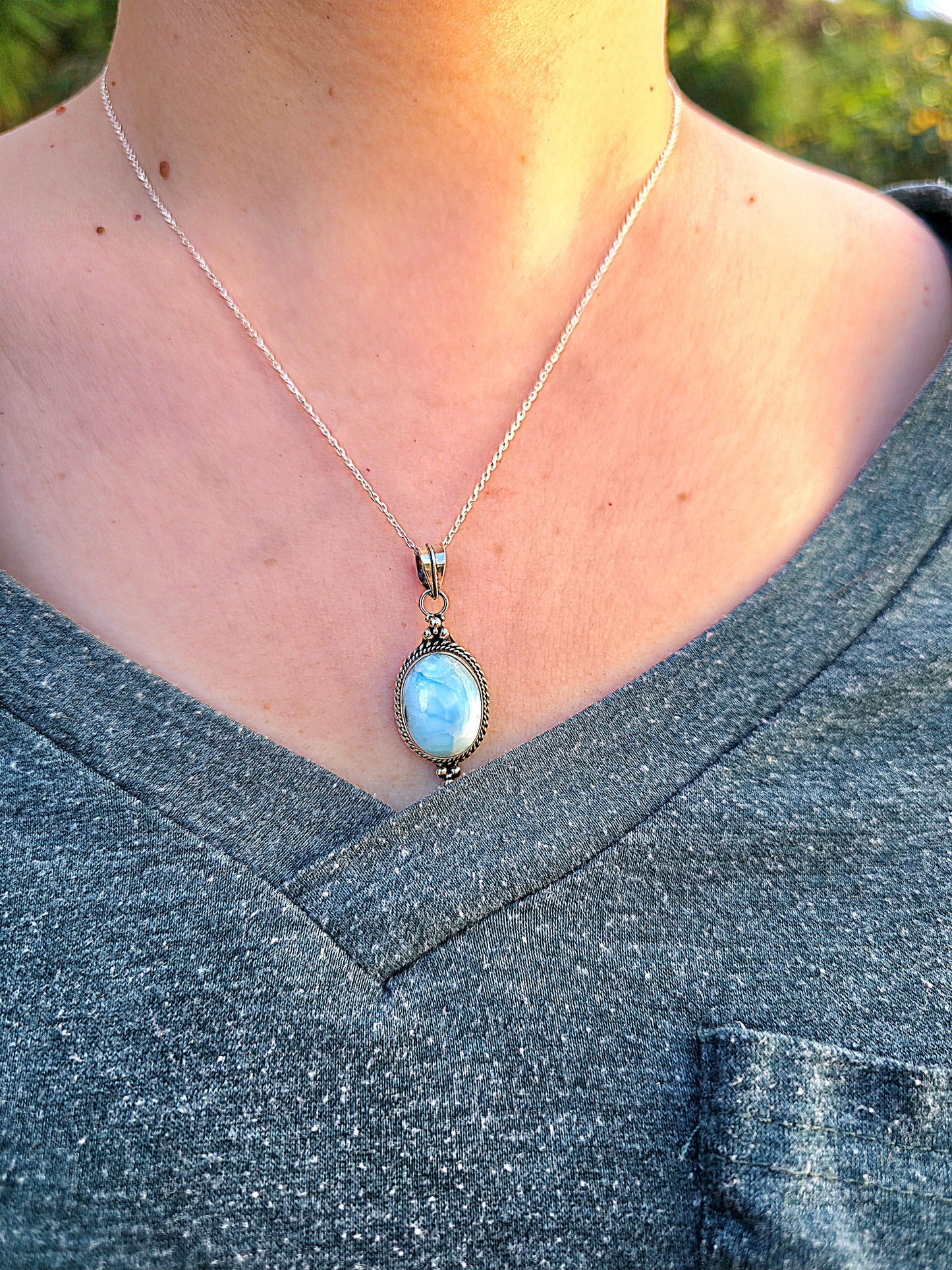 Colgante bohemio de larimar en plata de ley – 31x16 mm, calma y equilibrio emocional. Con cadena de plata de 45 cm.