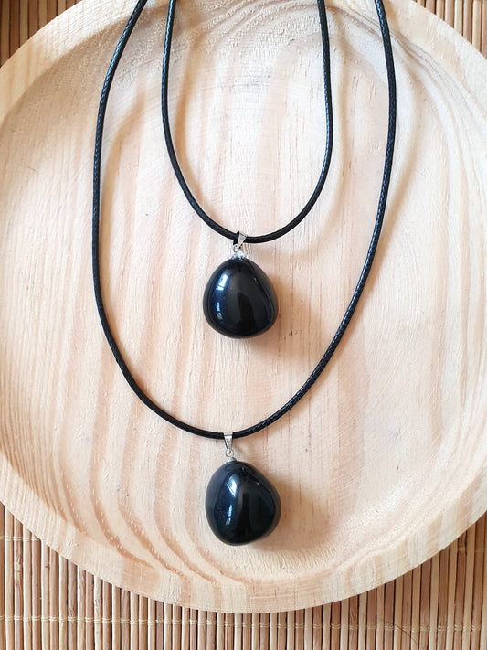Colgante de Obsidiana Ojo Celestial rodado natural, superficie negra con destellos iridiscentes, con gargantilla opcional.
