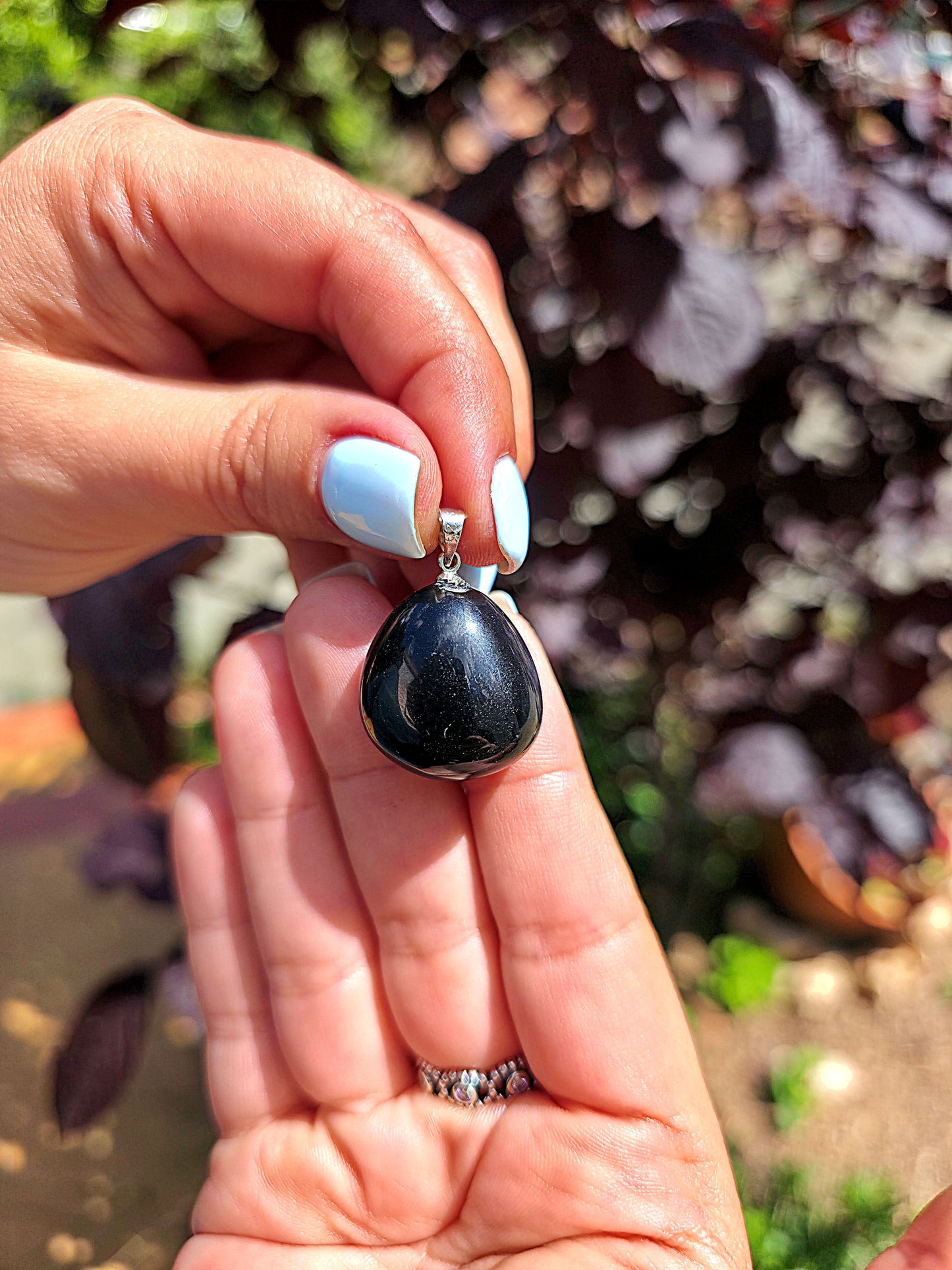 Colgante de Obsidiana Ojo Celestial rodado natural, superficie negra con destellos iridiscentes sin gargantilla