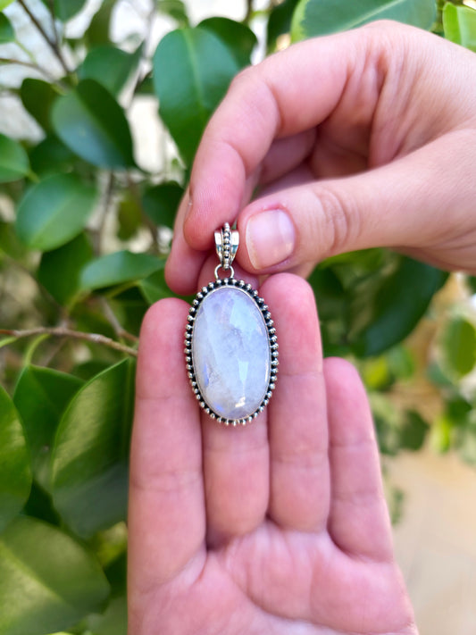 Colgante de piedra luna bohemio en plata de ley – 37x21 mm, joya espiritual y femenina.
