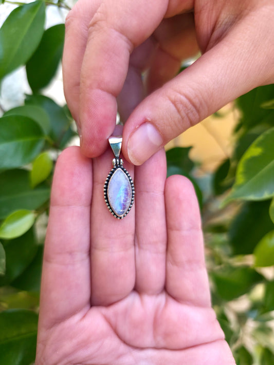 Colgante bohemio de piedra luna en plata de ley – 27x10 mm, armoniza energía femenina y emociones.