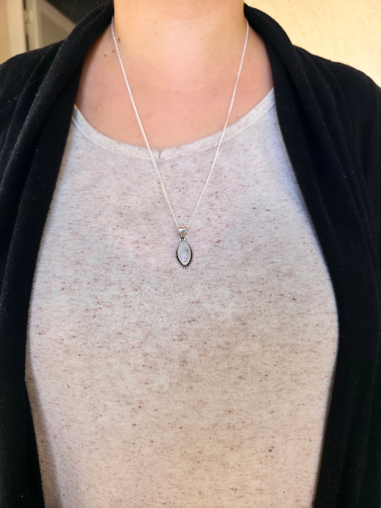 Piedra luna natural en plata de ley estilo bohemio – colgante que alivia molestias menstruales y promueve bienestar.