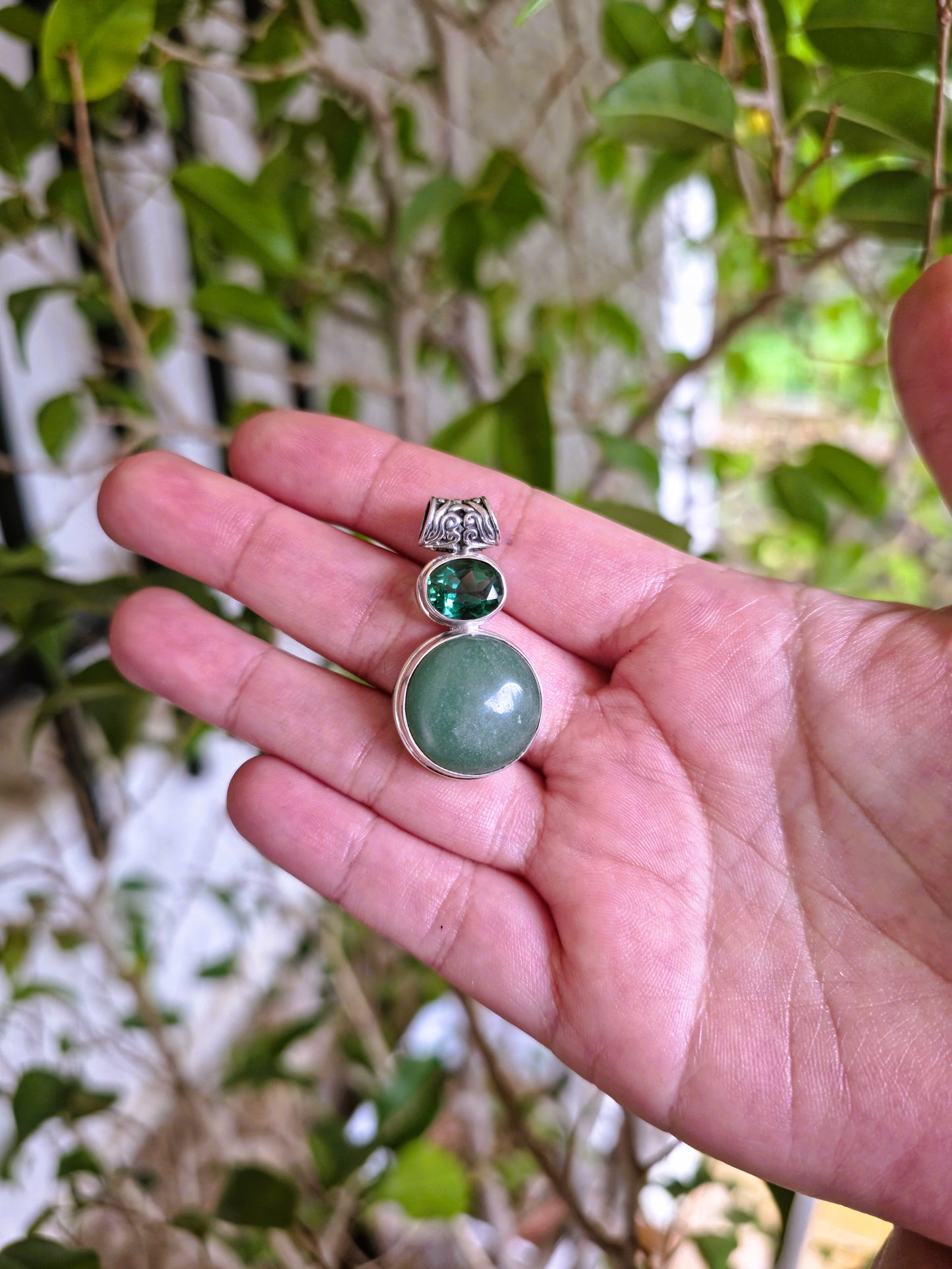 Colgante circular de aventurina verde en plata de ley estilo boho