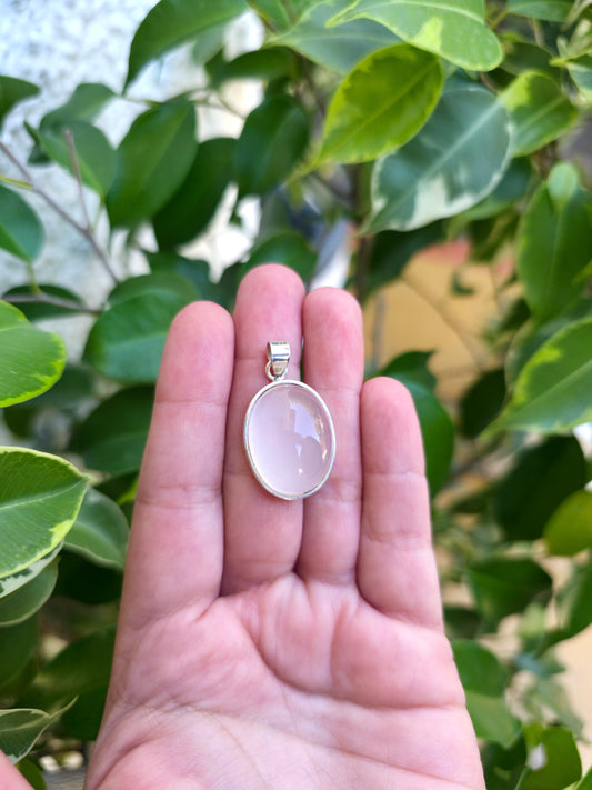 Colgante ovalado de cuarzo rosa en plata de ley chapada – amor, armonía y bienestar emocional.