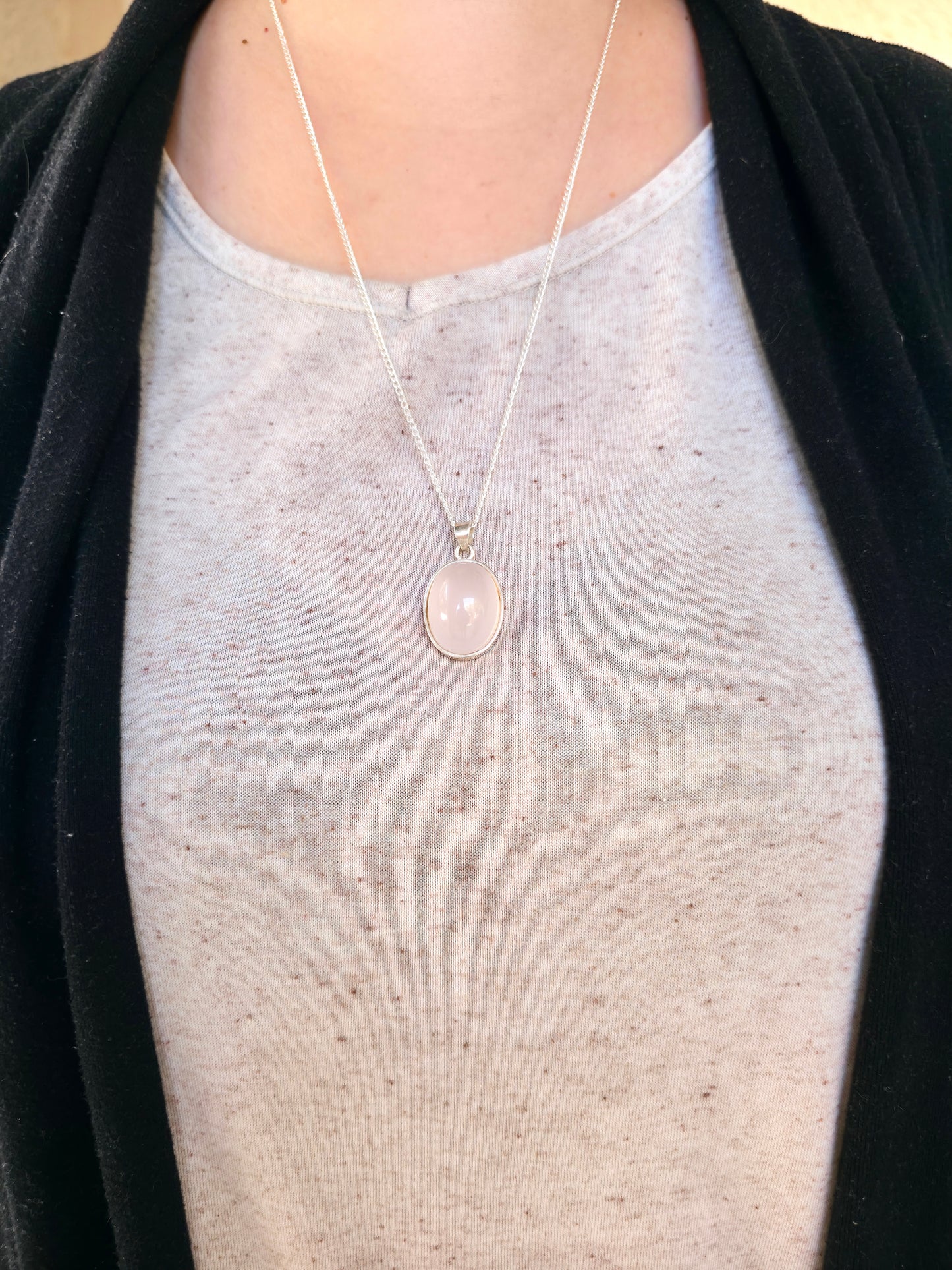 Cuarzo rosa natural en colgante de plata chapada – energía positiva y equilibrio emocional.