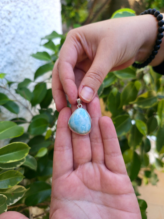 Colgante de larimar cabujón en plata de ley chapada – 25-30 mm, calma y equilibrio emocional.