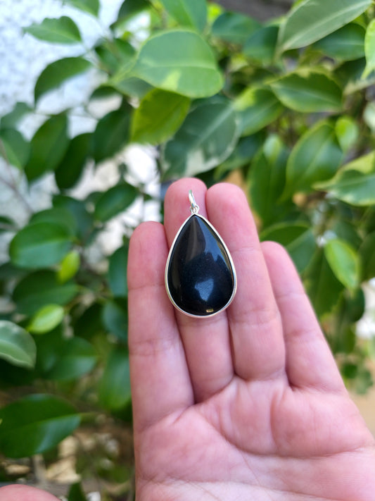 Colgante de obsidiana negra en plata de ley chapada – 35 x 22 mm, protección y fuerza energética.