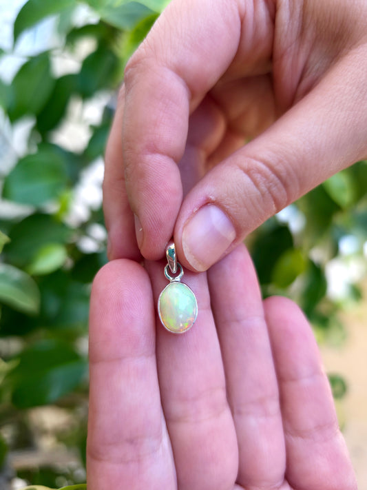 Colgante de ópalo cabujón en plata de ley chapada – 10 mm, calma emocional y equilibrio energético.