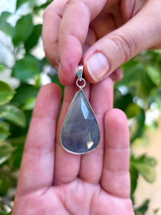 Colgante lágrima de zafiro en plata de ley chapada – sabiduría, claridad y protección.