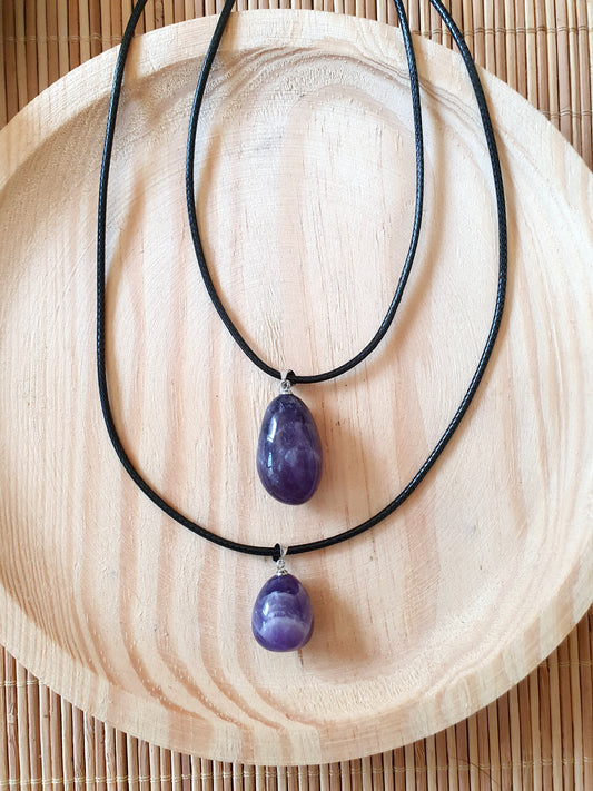Colgante de Amatista natural rodado, tono violeta translúcido, con gargantilla opcional.