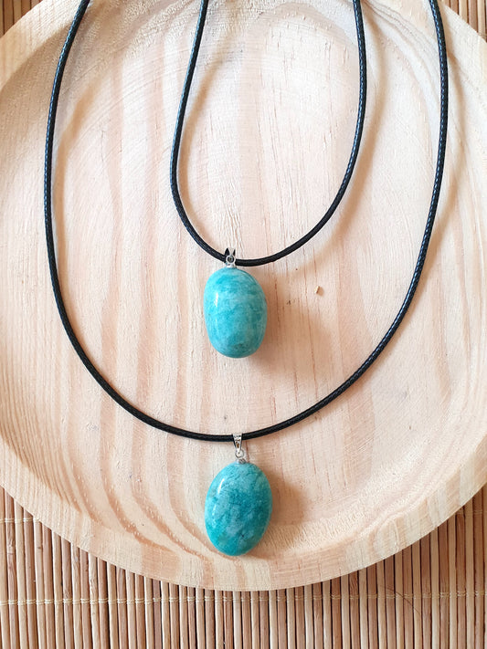 Colgante de Amazonita natural rodado, azul verdoso con vetas blancas, gargantilla opcional.