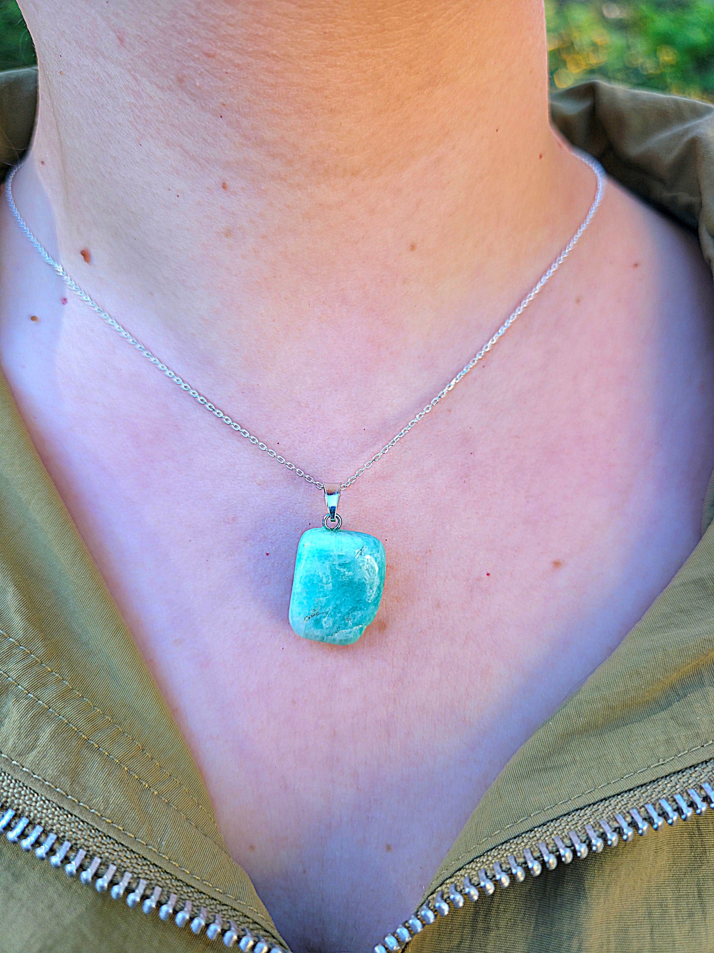 Colgante de Amazonita natural rodado, azul verdoso con vetas blancas, con cadena de plata de ley de 45 cm.