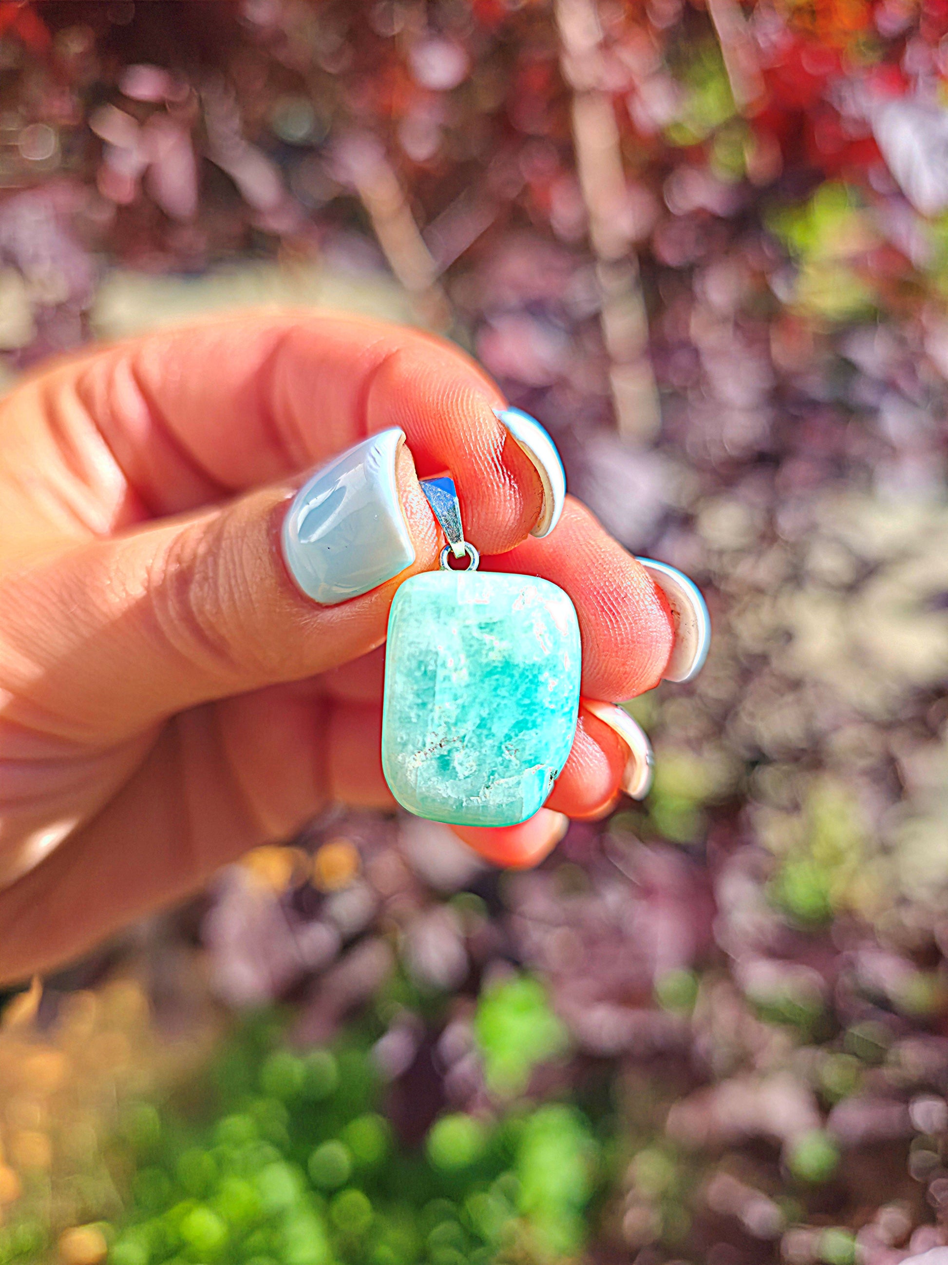 Colgante de Amazonita natural rodado, azul verdoso con vetas blancas, sin gargantilla o cadena.